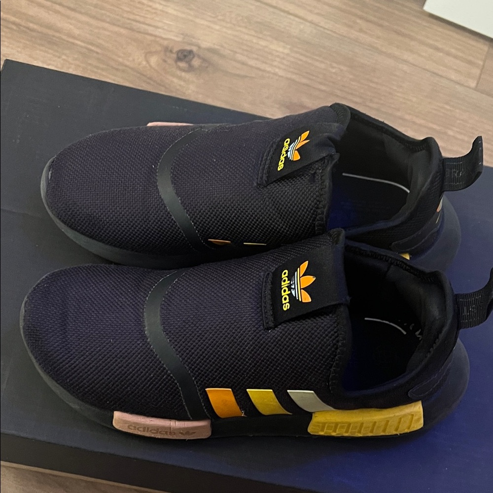 Adidas running shoe . Boy US Size 2.5